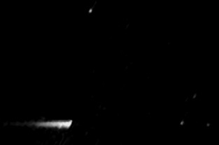 Un triangle &agrave; l'avant, une grosse lumi&egrave;re avec tra&icirc;n&eacute;e &agrave; l'arri&egrave;re, une autre lumi&egrave;re au-dessus