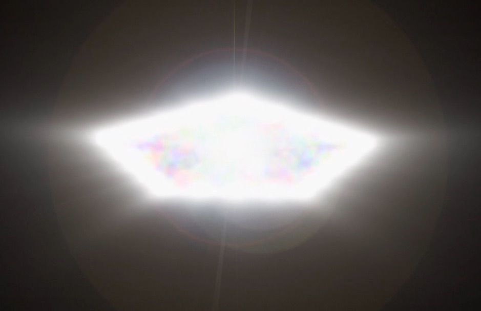Ovni tr&egrave;s lumineux en forme de pentagone