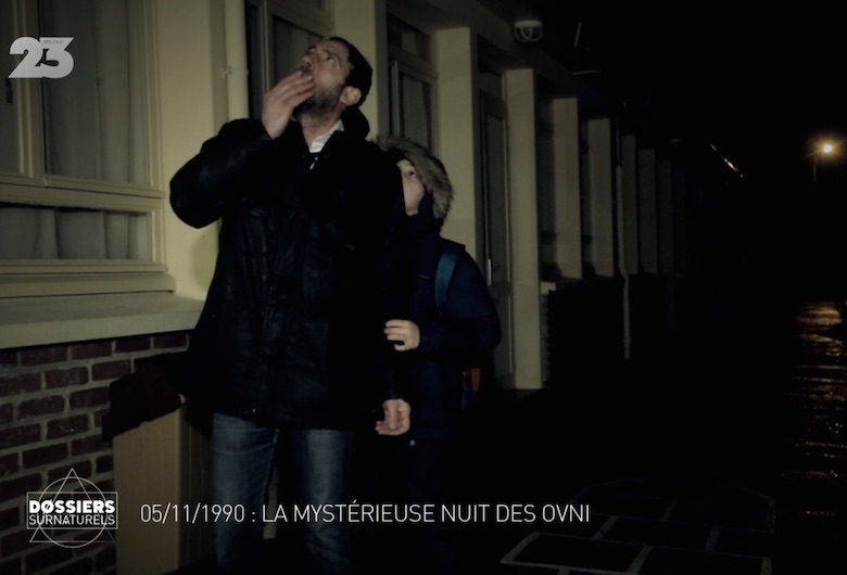 Les t&eacute;moins &agrave; l'entr&eacute;e du b&acirc;timent
