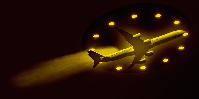 Lumi&egrave;res et grosse tra&icirc;n&eacute;es au-dessus d'un avion