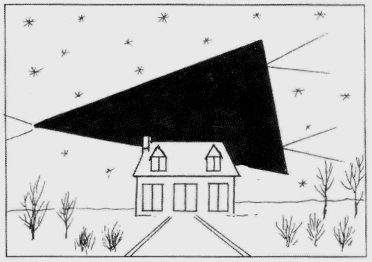 Grand triangle noir avec trois projecteurs se profilant derri&egrave;re une maison et un ciel blanc