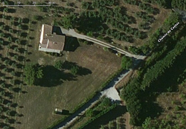 Vue a&eacute;rienne de la maison, avec une plantation d'arbres vers l'ouest