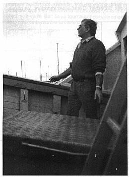 M. Bal &agrave; l'avant de son bateau