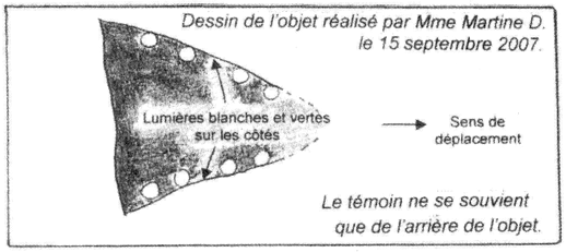 masse sombre &agrave; peu pr&egrave;s triangulaire avec des lumi&egrave;res blanches et vertes des deux c&ocirc;t&eacute;s, se d&eacute;pla&ccedil;ant de la gauche vers la droite.