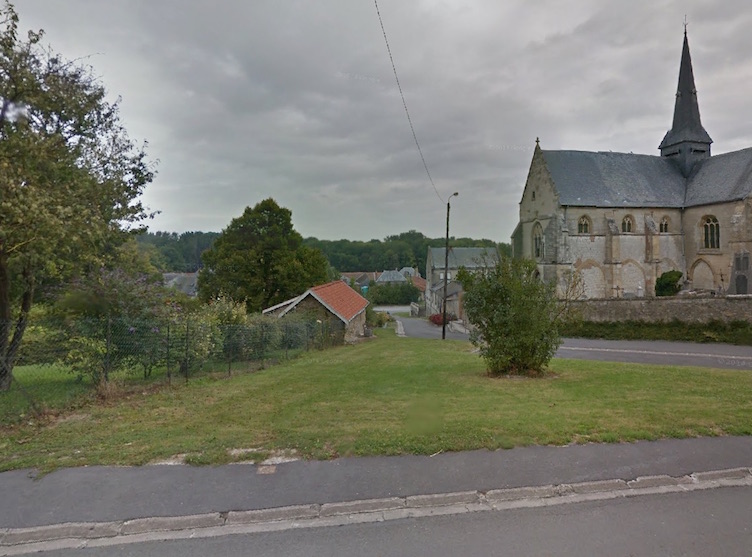 Vue d&eacute;gag&eacute;e avant l'&eacute;glise